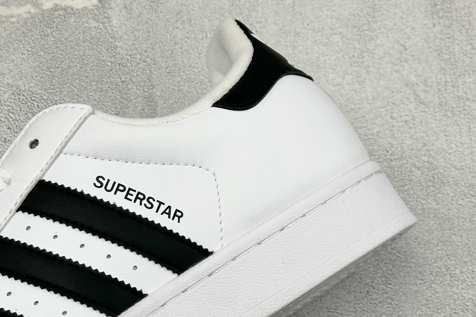 Adidas Originals SUPERSTAR W 贝壳头系列 三叶草低帮经典百搭休闲运动板鞋 货号：IH8659
