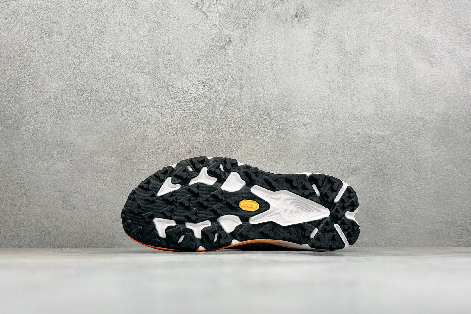 HOKA ONE ONE SPEEDGOAT 7 舒适百搭越野跑鞋 J-FRAME™M结构拥有专利认证,避免防过度内 旋 HOKA ONE ONE SPEEDGOAT 7 舒适百搭越野跑鞋 J-FRAME™M结构拥有专利认证,避免防过度内 旋