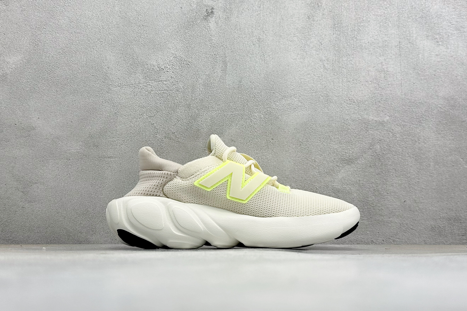 XB版New Balance Fresh Foam RCVRY SPT v4 舒适简约 低帮训练跑鞋 货号：MCVRY8