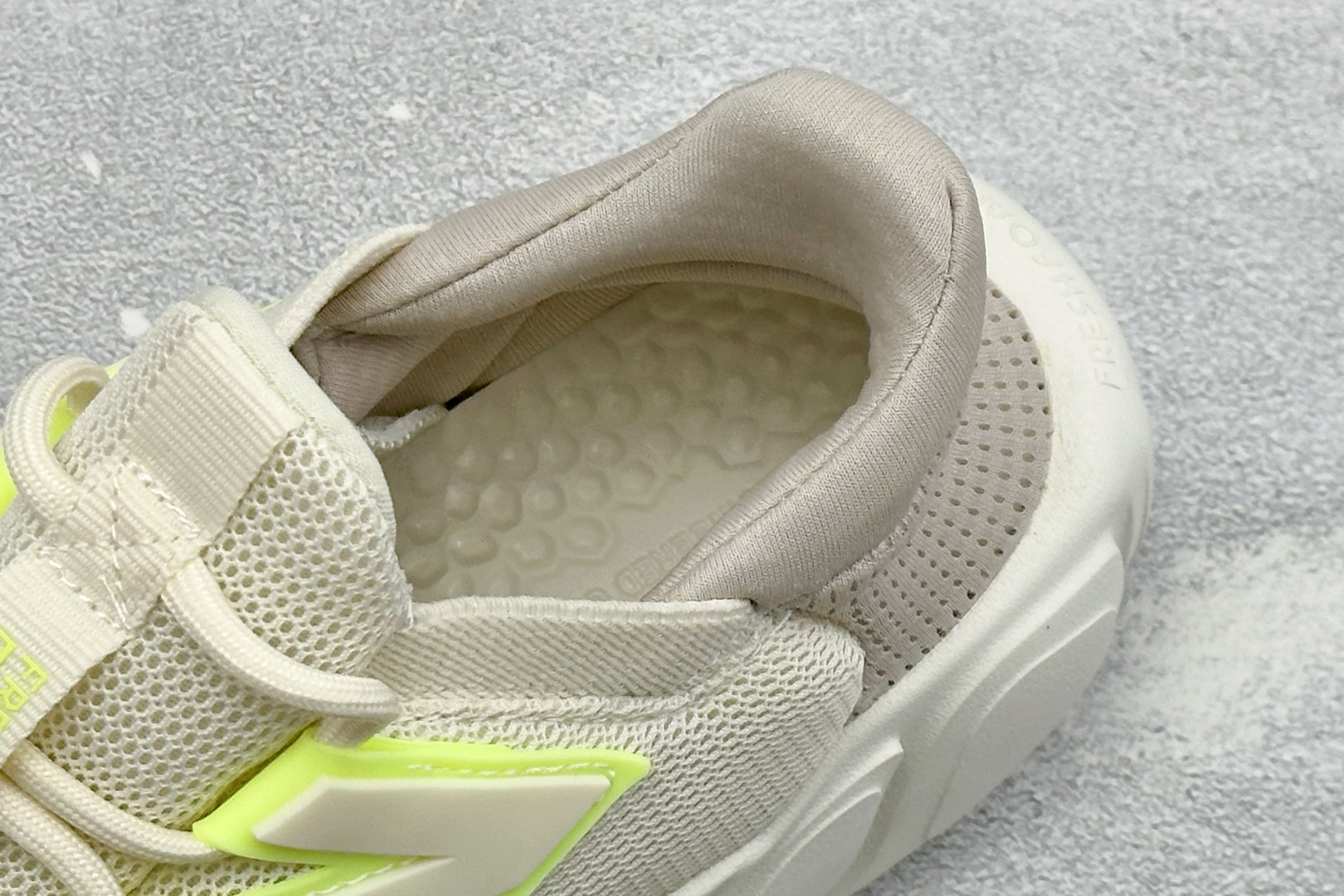 XB版New Balance Fresh Foam RCVRY SPT v4 舒适简约 低帮训练跑鞋 货号：MCVRY8
