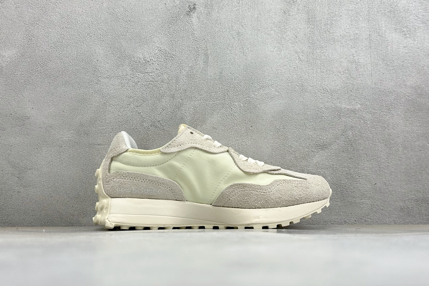 TG福利 New Balance MS327 复古休闲运动慢跑鞋 以更纯粹的复古风格设计打造的全新造型 侧身还以解构设计