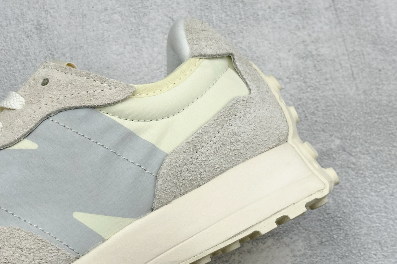 TG福利 New Balance MS327 复古休闲运动慢跑鞋 以更纯粹的复古风格设计打造的全新造型 侧身还以解构设计