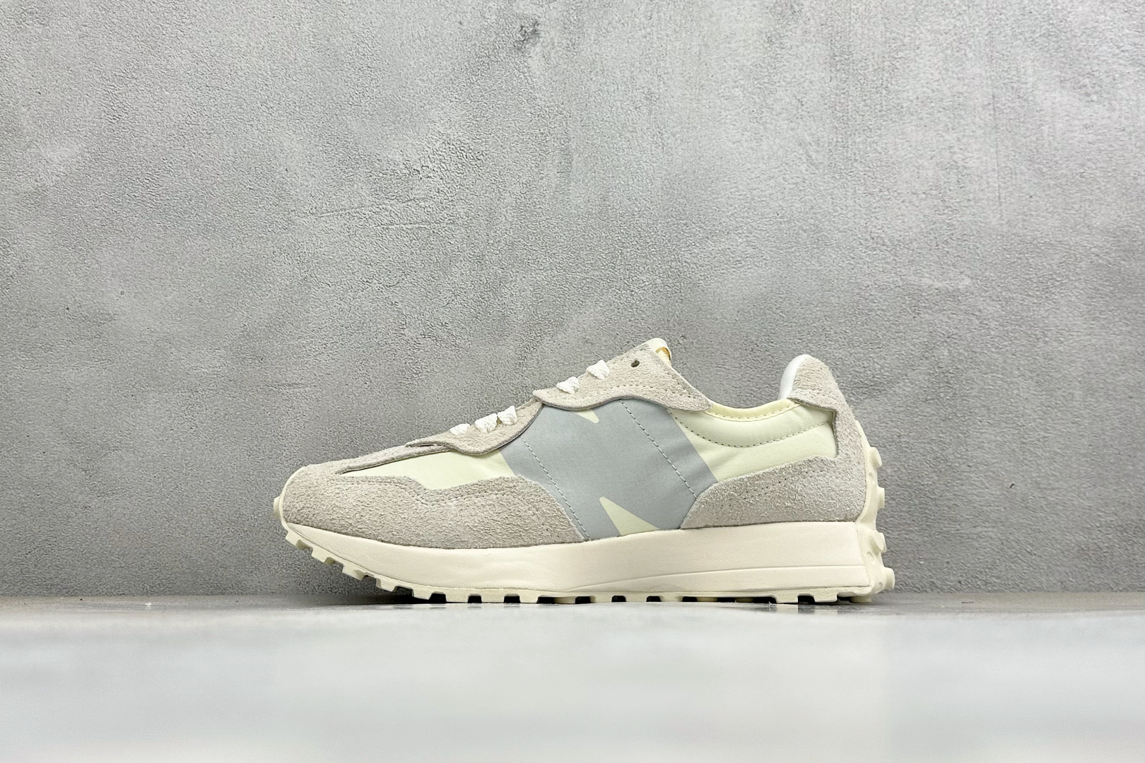 TG福利 New Balance MS327 复古休闲运动慢跑鞋 以更纯粹的复古风格设计打造的全新造型 侧身还以解构设计