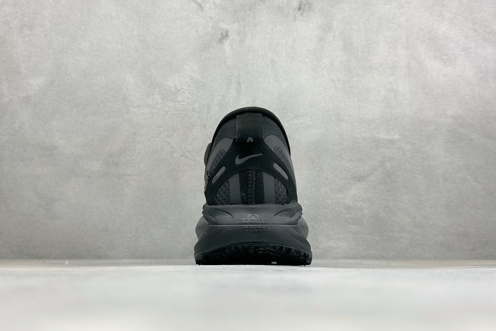 XM版Nike VOMERO 18 GTX 舒适减震防滑低帮跑步鞋 全掌ReactX泡绵中底 前掌和后跟还配备了Air 