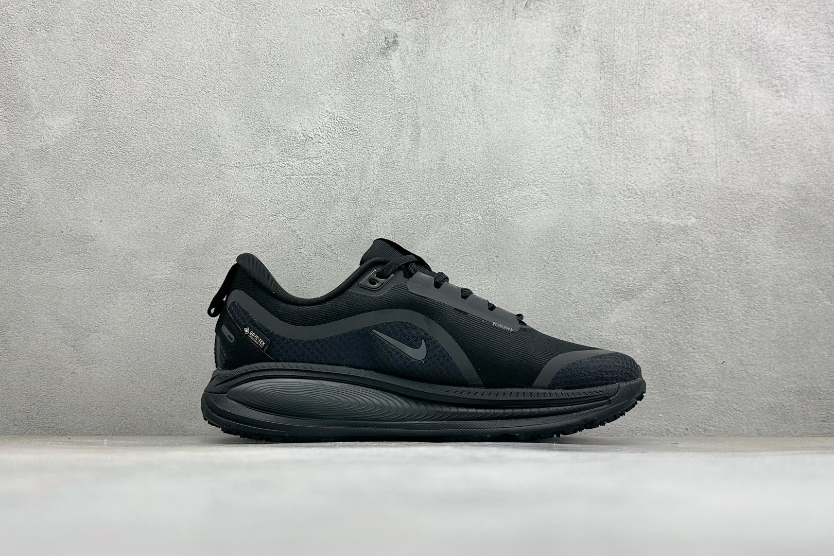 XM版Nike VOMERO 18 GTX 舒适减震防滑低帮跑步鞋 全掌ReactX泡绵中底 前掌和后跟还配备了Air 