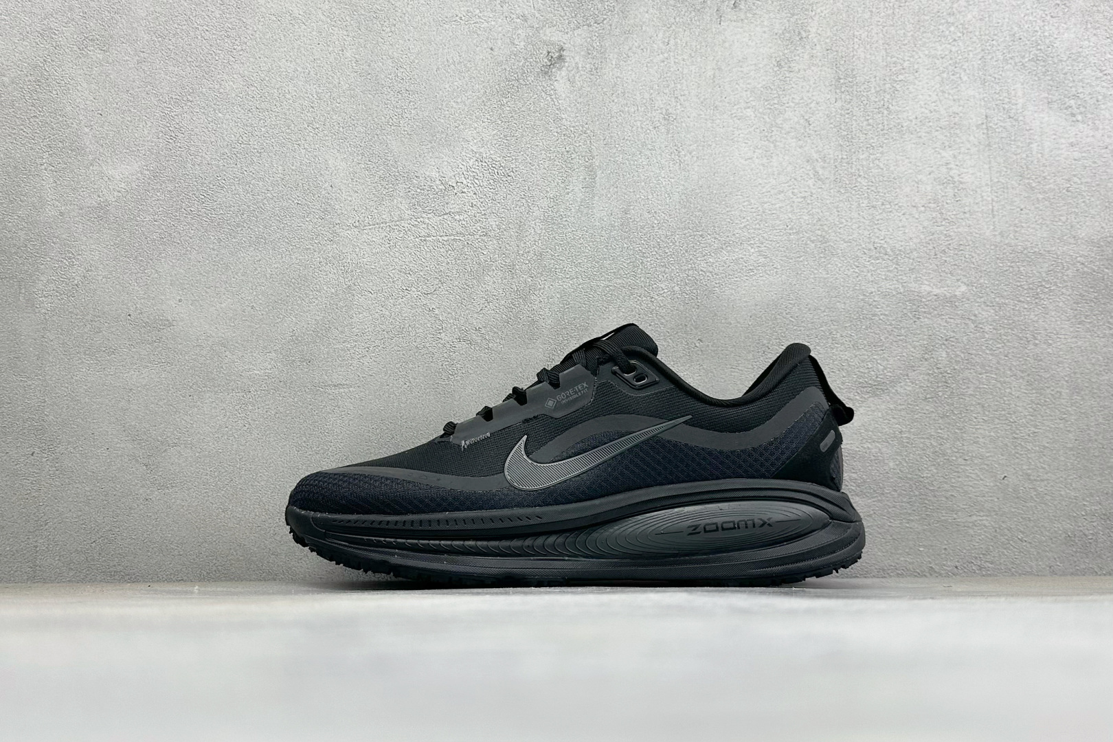 XM版Nike VOMERO 18 GTX 舒适减震防滑低帮跑步鞋 全掌ReactX泡绵中底 前掌和后跟还配备了Air 