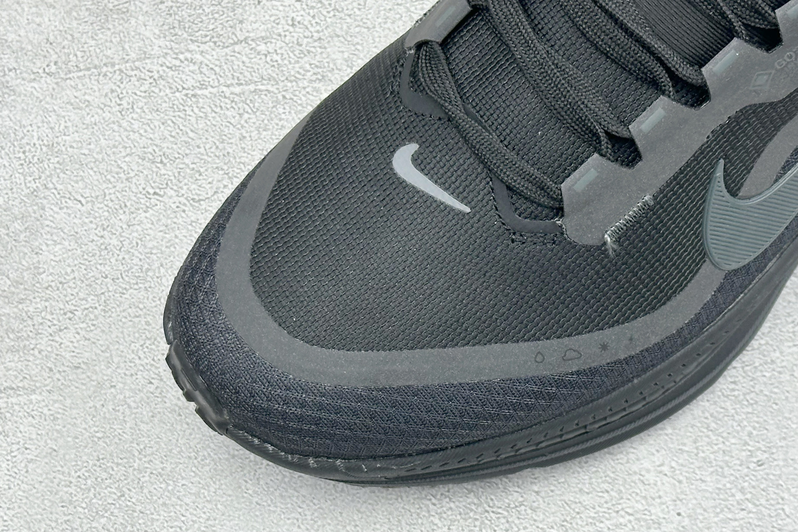 XM版Nike VOMERO 18 GTX 舒适减震防滑低帮跑步鞋 全掌ReactX泡绵中底 前掌和后跟还配备了Air 