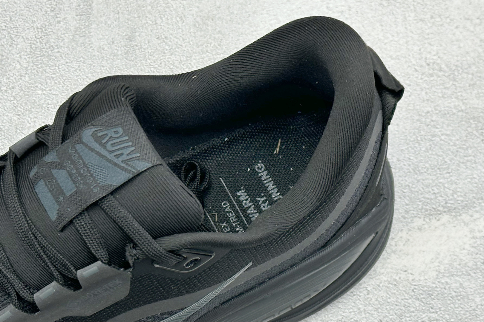 XM版Nike VOMERO 18 GTX 舒适减震防滑低帮跑步鞋 全掌ReactX泡绵中底 前掌和后跟还配备了Air 