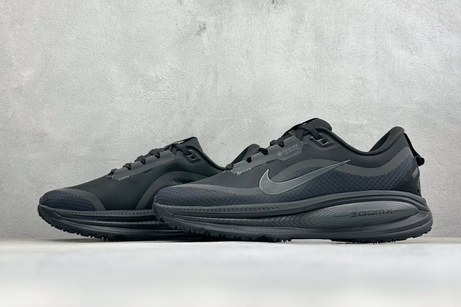 XM版Nike VOMERO 18 GTX 舒适减震防滑低帮跑步鞋 全掌ReactX泡绵中底 前掌和后跟还配备了Air 