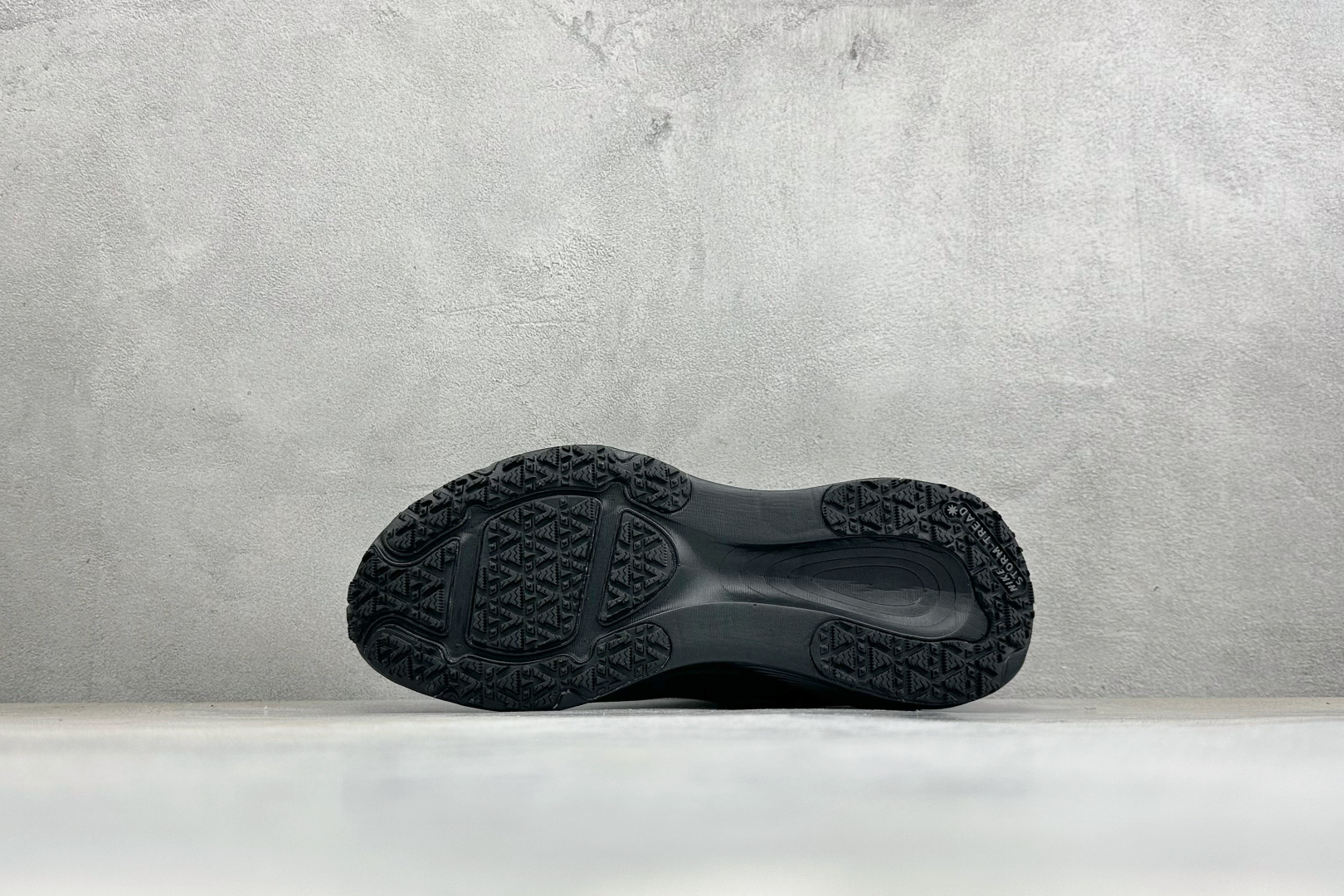 XM版Nike VOMERO 18 GTX 舒适减震防滑低帮跑步鞋 全掌ReactX泡绵中底 前掌和后跟还配备了Air 