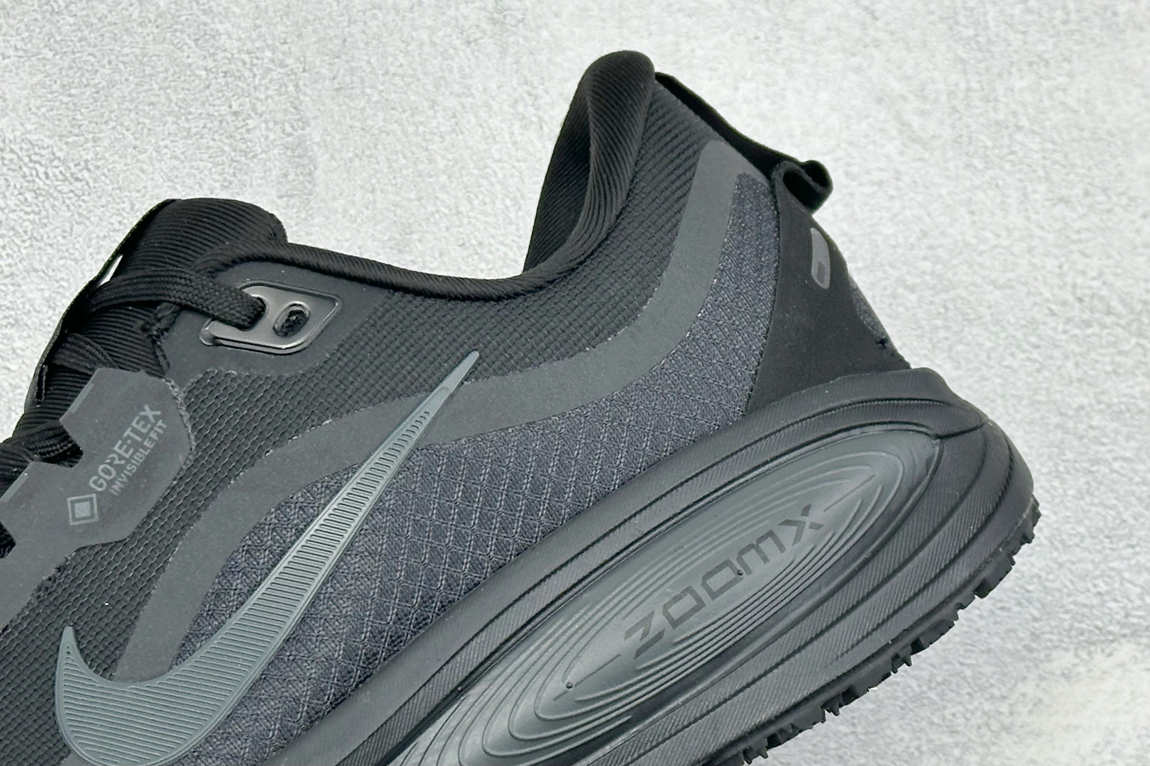 XM版Nike VOMERO 18 GTX 舒适减震防滑低帮跑步鞋 全掌ReactX泡绵中底 前掌和后跟还配备了Air 