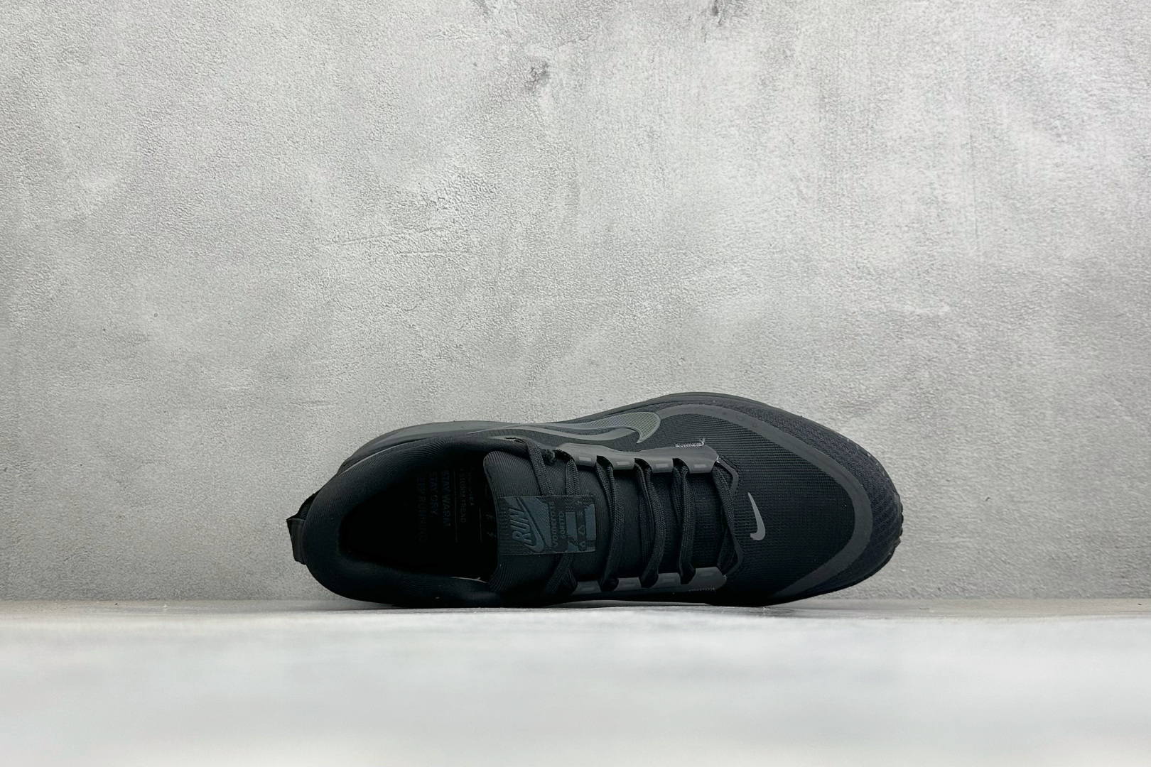 XM版Nike VOMERO 18 GTX 舒适减震防滑低帮跑步鞋 全掌ReactX泡绵中底 前掌和后跟还配备了Air 