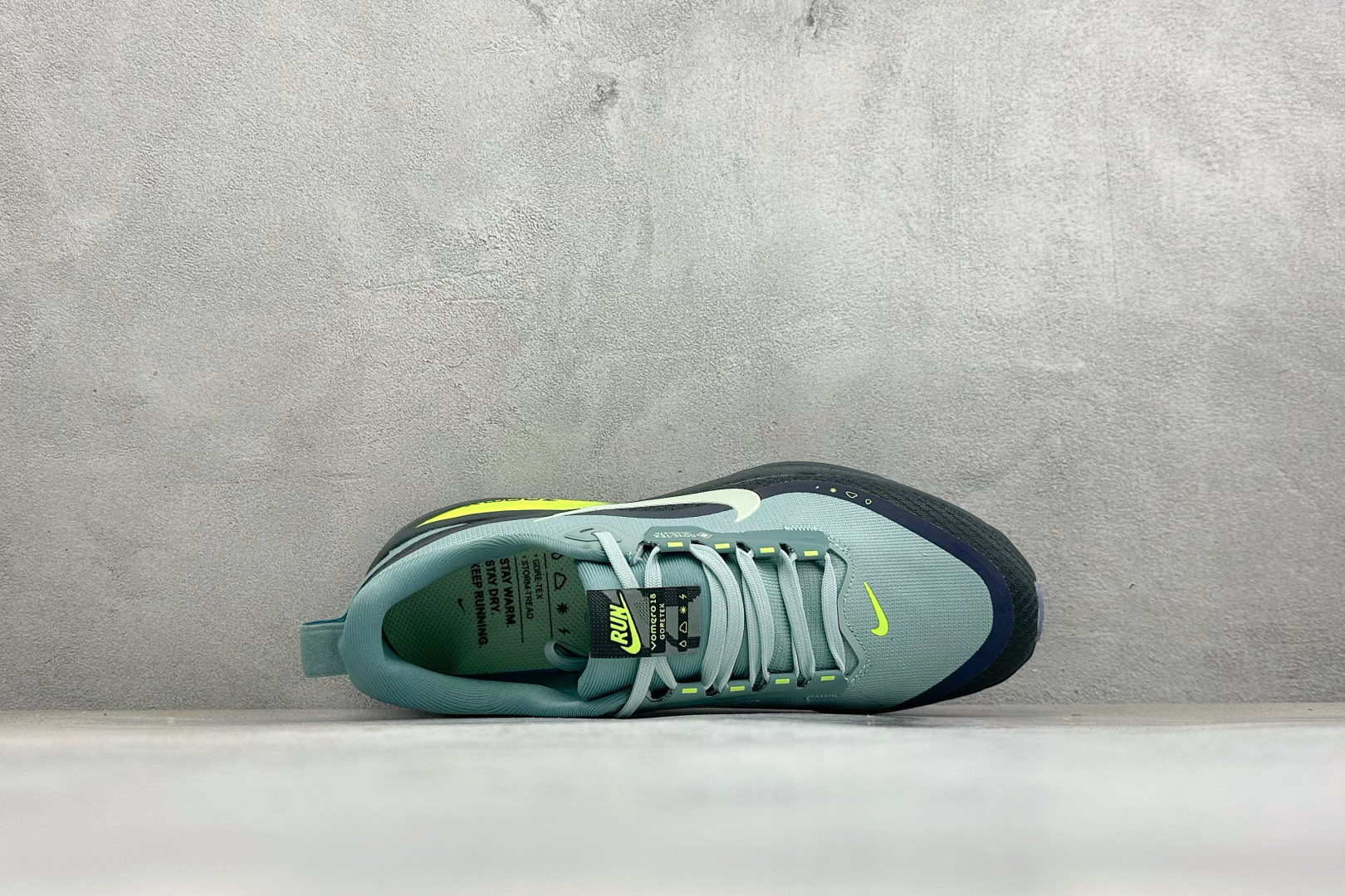 XM版Nike VOMERO 18 GTX 舒适减震防滑低帮跑步鞋 全掌ReactX泡绵中底 前掌和后跟还配备了Air 