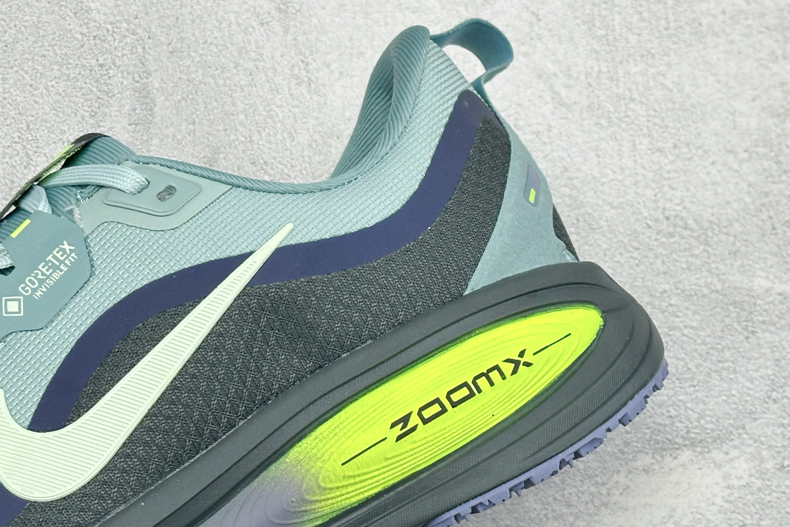 XM版Nike VOMERO 18 GTX 舒适减震防滑低帮跑步鞋 全掌ReactX泡绵中底 前掌和后跟还配备了Air 