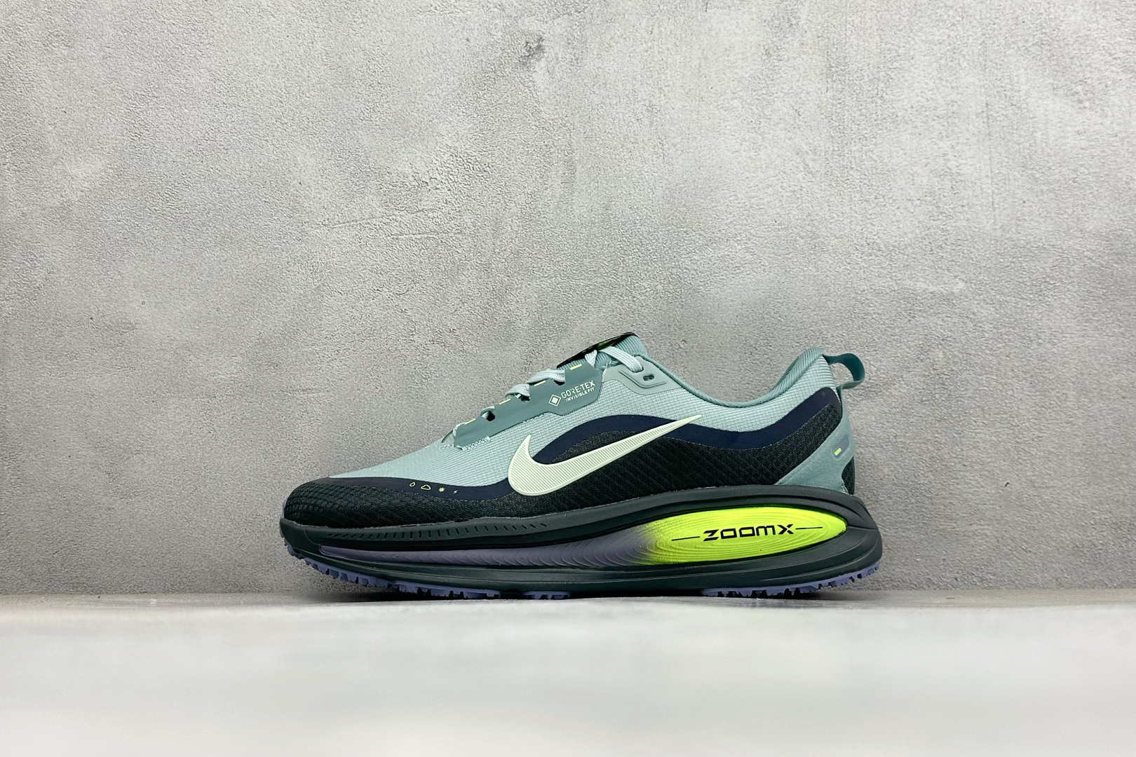 XM版Nike VOMERO 18 GTX 舒适减震防滑低帮跑步鞋 全掌ReactX泡绵中底 前掌和后跟还配备了Air 