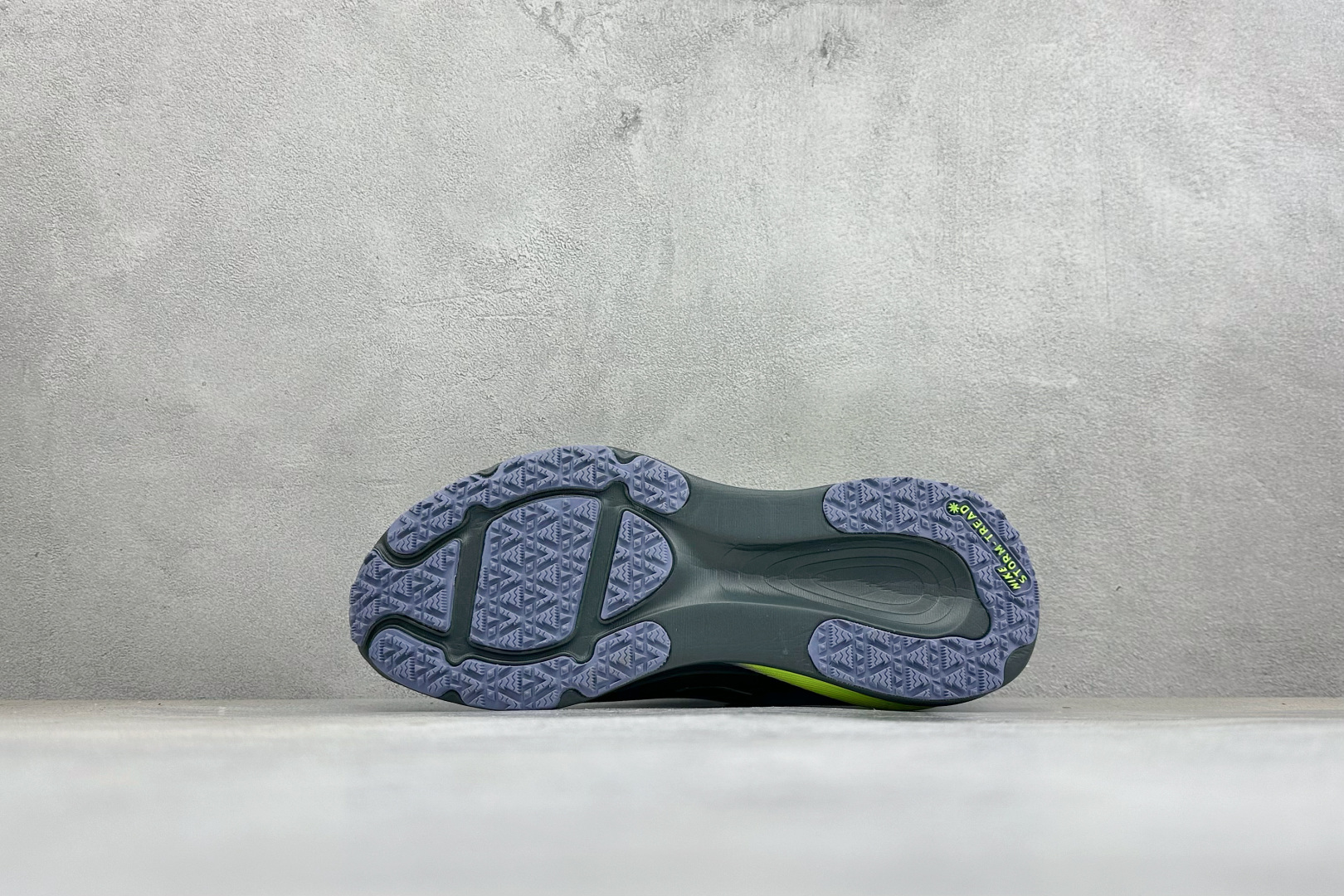 XM版Nike VOMERO 18 GTX 舒适减震防滑低帮跑步鞋 全掌ReactX泡绵中底 前掌和后跟还配备了Air 