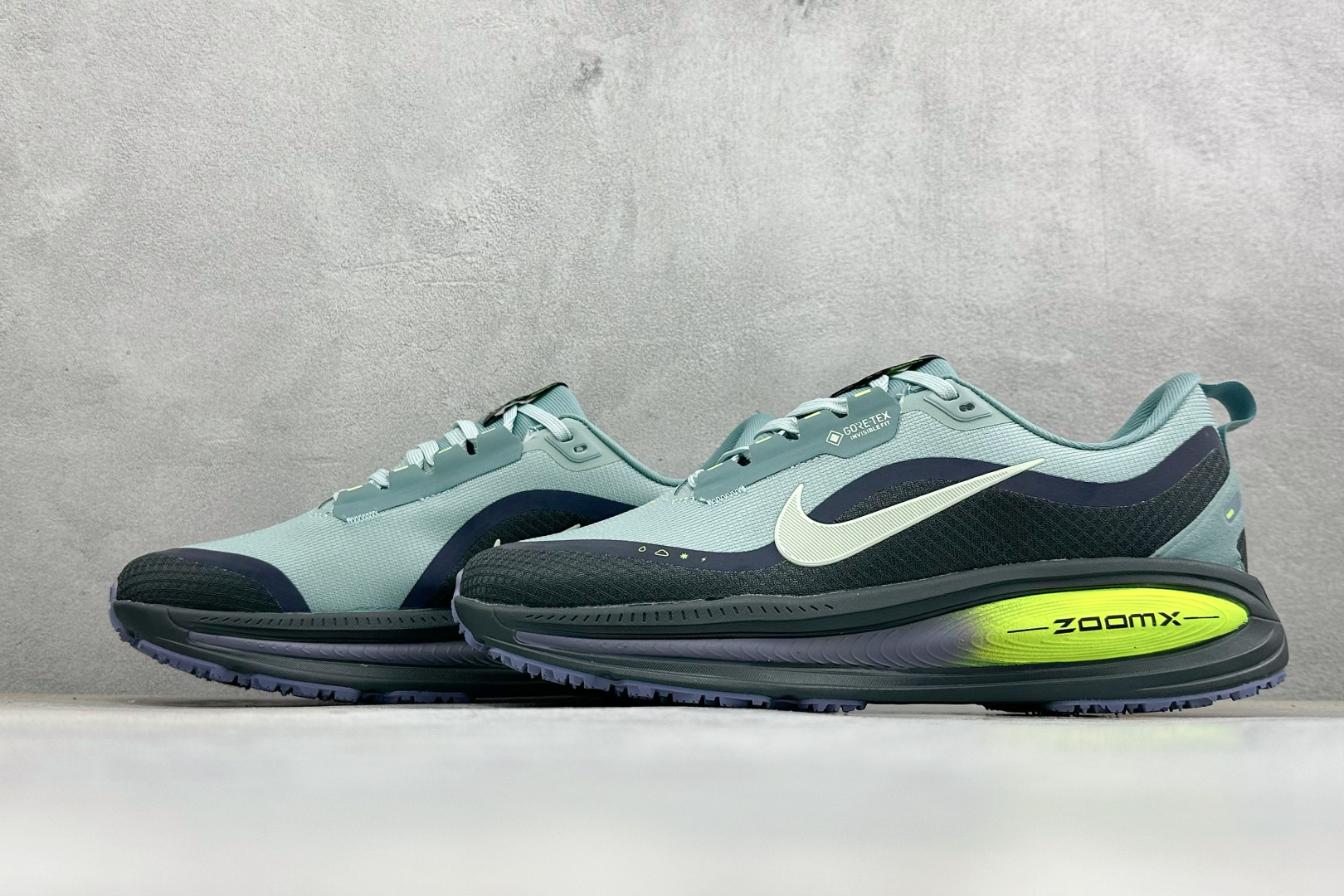 XM版Nike VOMERO 18 GTX 舒适减震防滑低帮跑步鞋 全掌ReactX泡绵中底 前掌和后跟还配备了Air 