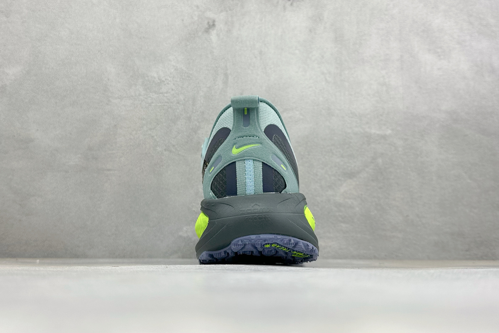 XM版Nike VOMERO 18 GTX 舒适减震防滑低帮跑步鞋 全掌ReactX泡绵中底 前掌和后跟还配备了Air 