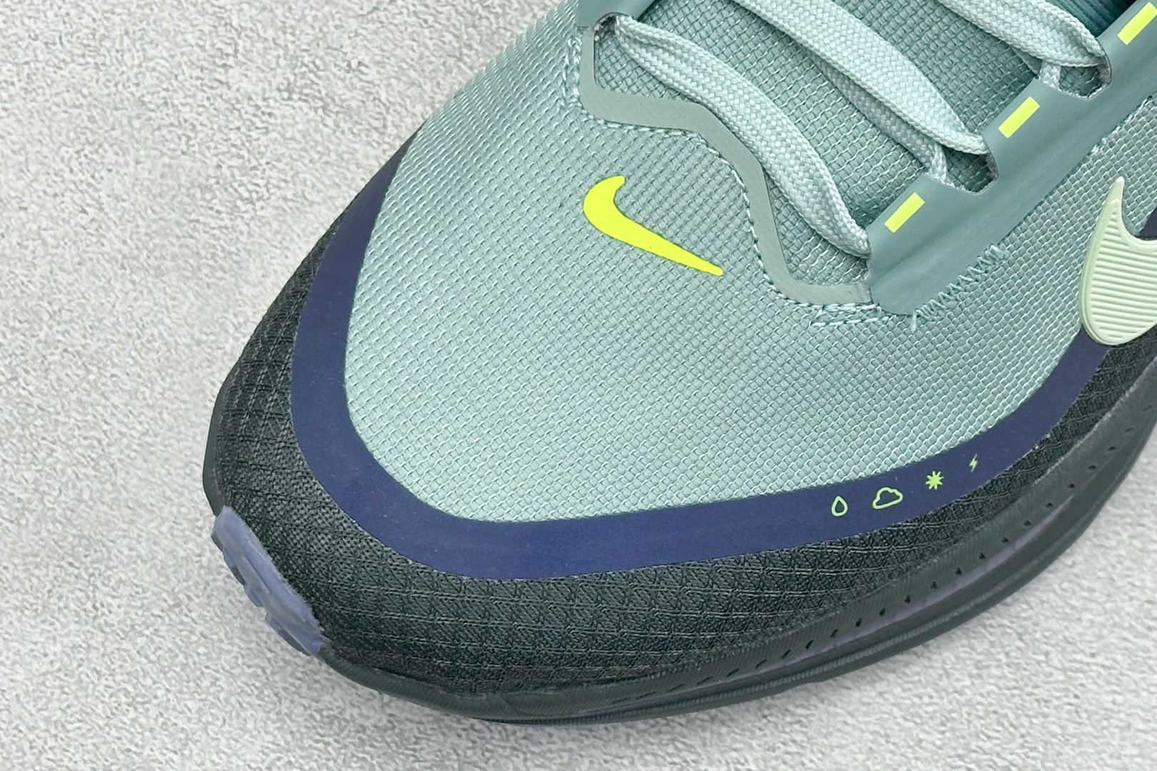 XM版Nike VOMERO 18 GTX 舒适减震防滑低帮跑步鞋 全掌ReactX泡绵中底 前掌和后跟还配备了Air 