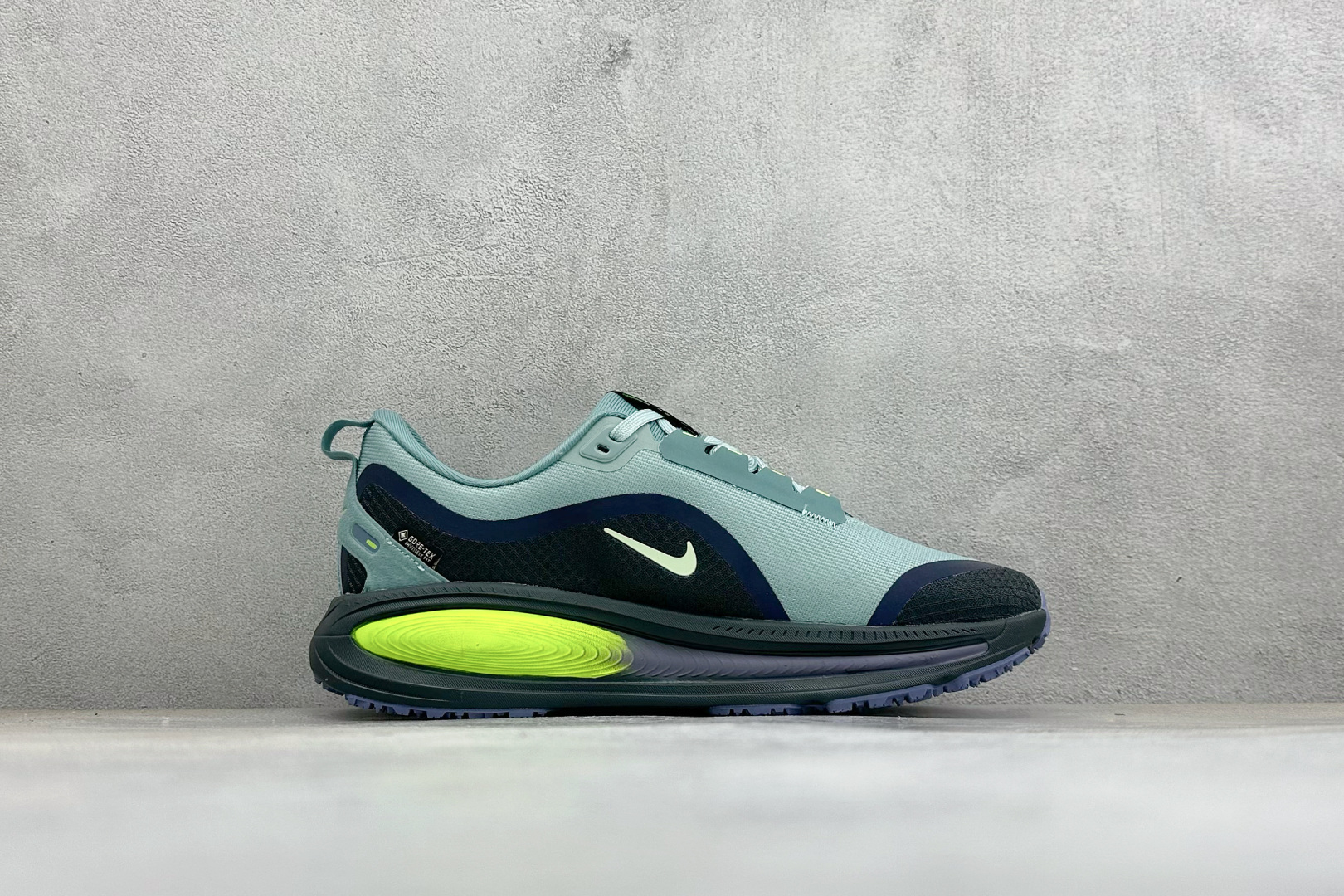 XM版Nike VOMERO 18 GTX 舒适减震防滑低帮跑步鞋 全掌ReactX泡绵中底 前掌和后跟还配备了Air 