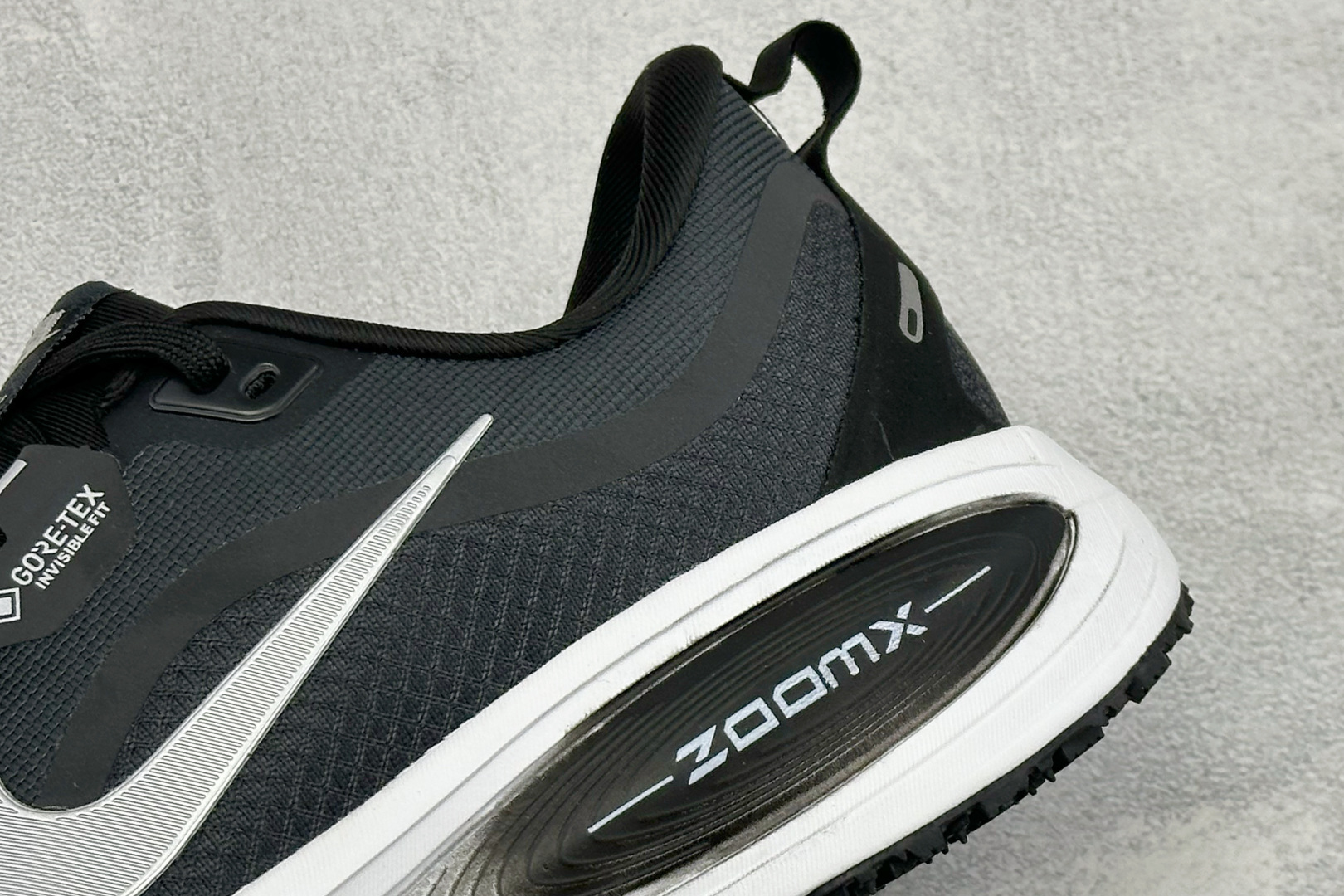 XM版Nike VOMERO 18 GTX 舒适减震防滑低帮跑步鞋 全掌ReactX泡绵中底 前掌和后跟还配备了Air 