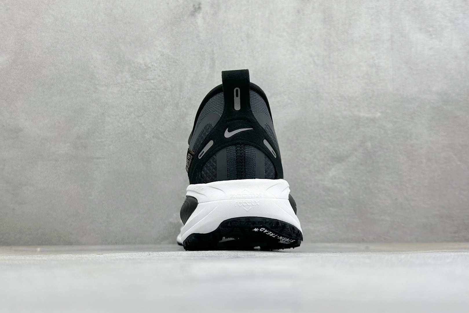 XM版Nike VOMERO 18 GTX 舒适减震防滑低帮跑步鞋 全掌ReactX泡绵中底 前掌和后跟还配备了Air 