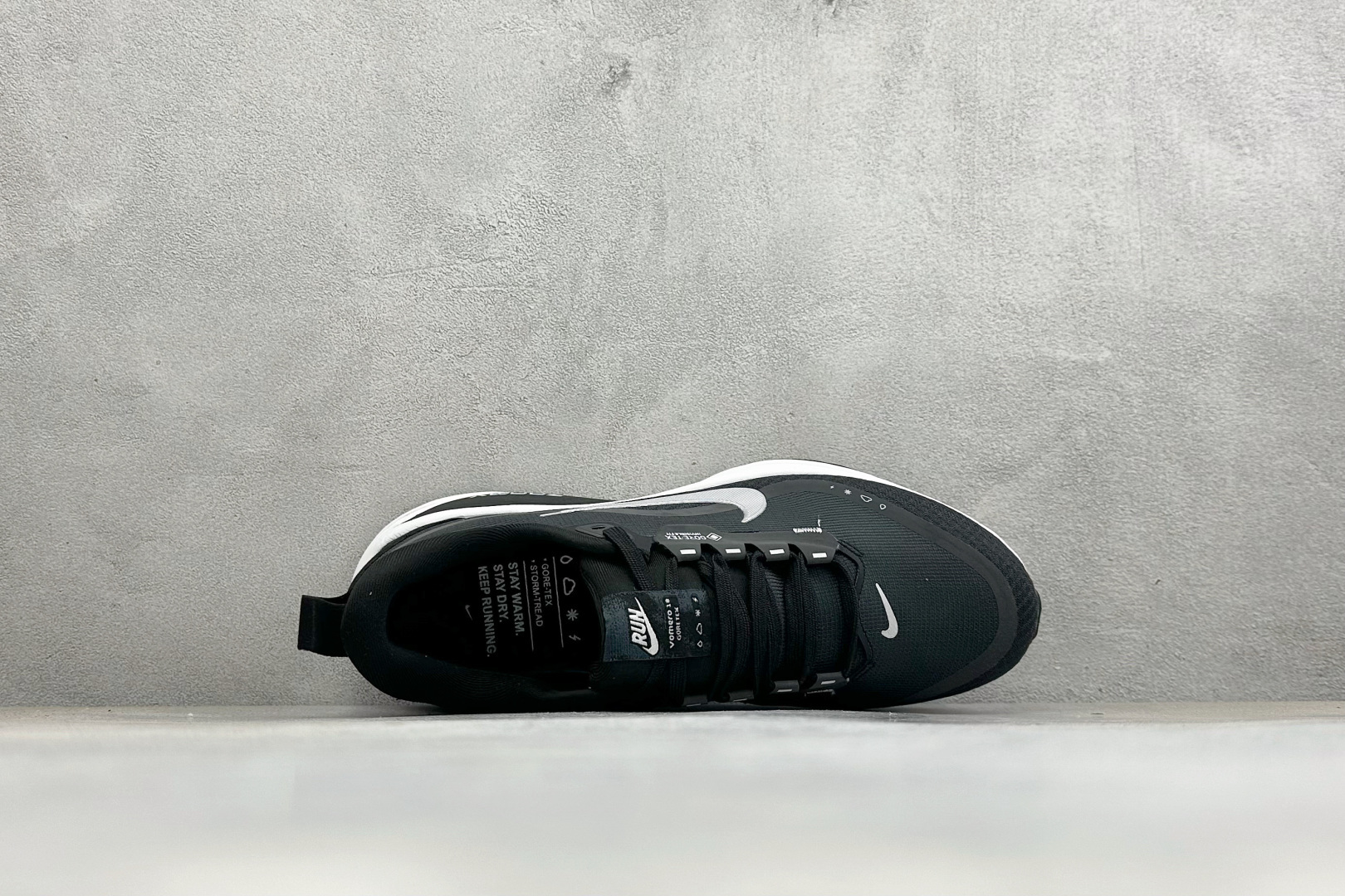 XM版Nike VOMERO 18 GTX 舒适减震防滑低帮跑步鞋 全掌ReactX泡绵中底 前掌和后跟还配备了Air 