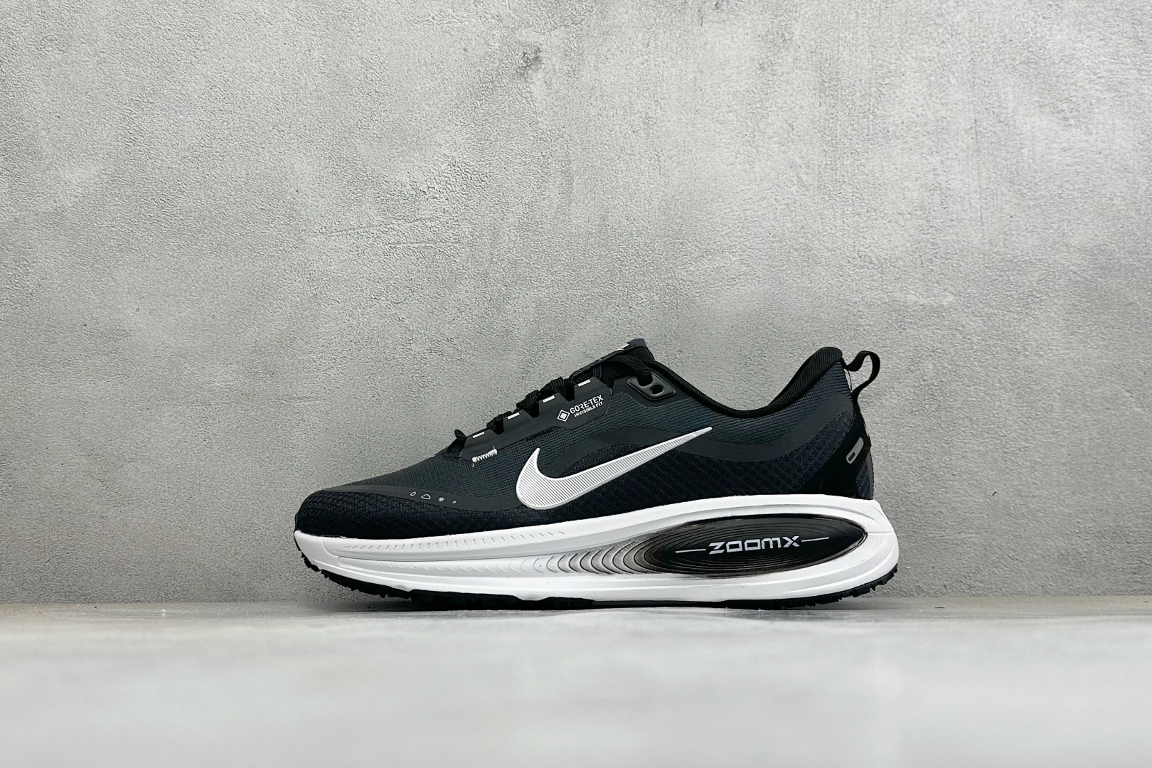 XM版Nike VOMERO 18 GTX 舒适减震防滑低帮跑步鞋 全掌ReactX泡绵中底 前掌和后跟还配备了Air 