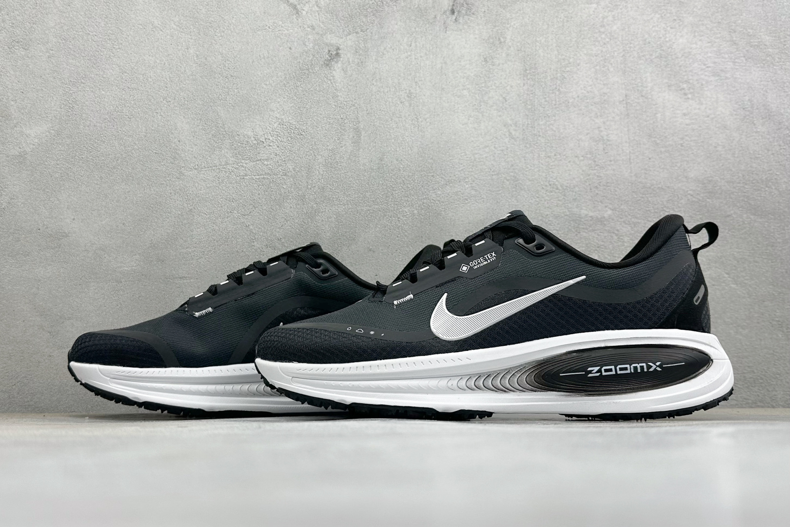 XM版Nike VOMERO 18 GTX 舒适减震防滑低帮跑步鞋 全掌ReactX泡绵中底 前掌和后跟还配备了Air 