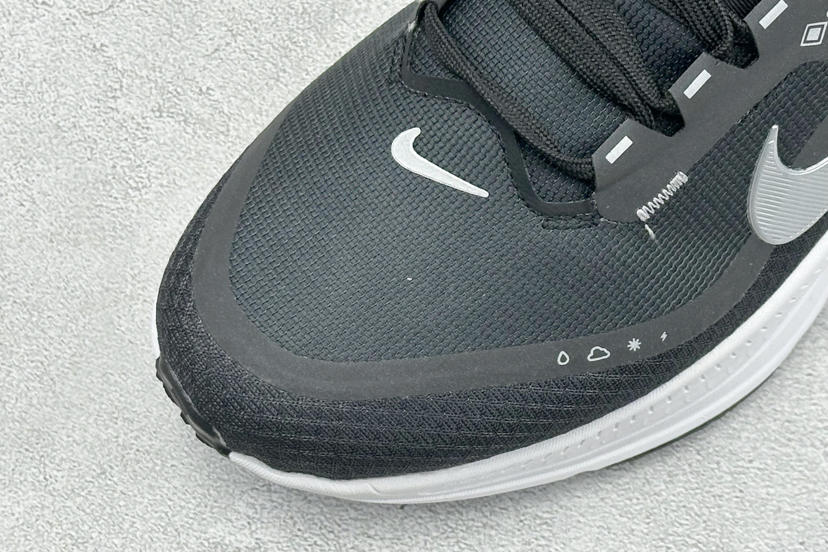 XM版Nike VOMERO 18 GTX 舒适减震防滑低帮跑步鞋 全掌ReactX泡绵中底 前掌和后跟还配备了Air 