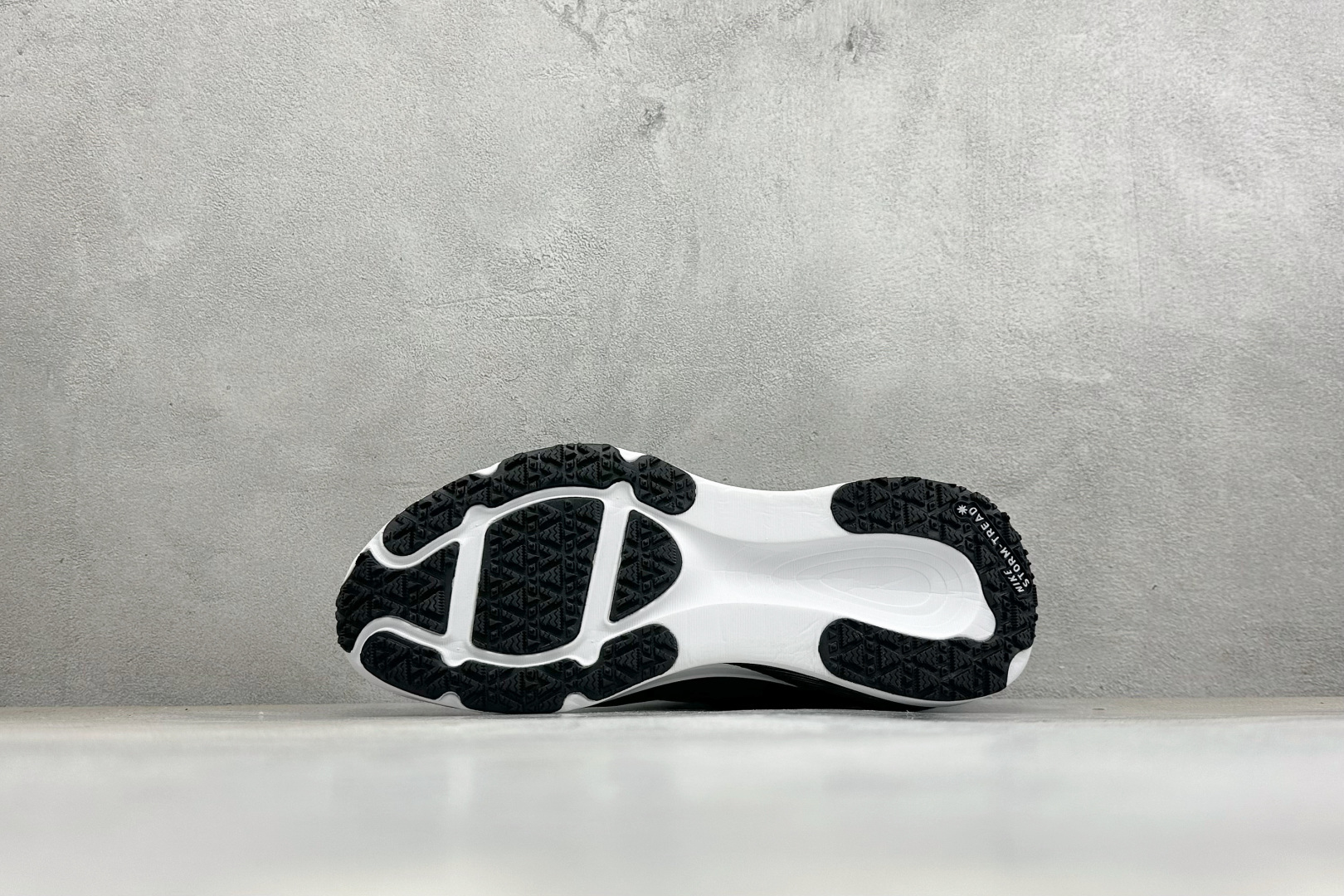 XM版Nike VOMERO 18 GTX 舒适减震防滑低帮跑步鞋 全掌ReactX泡绵中底 前掌和后跟还配备了Air 