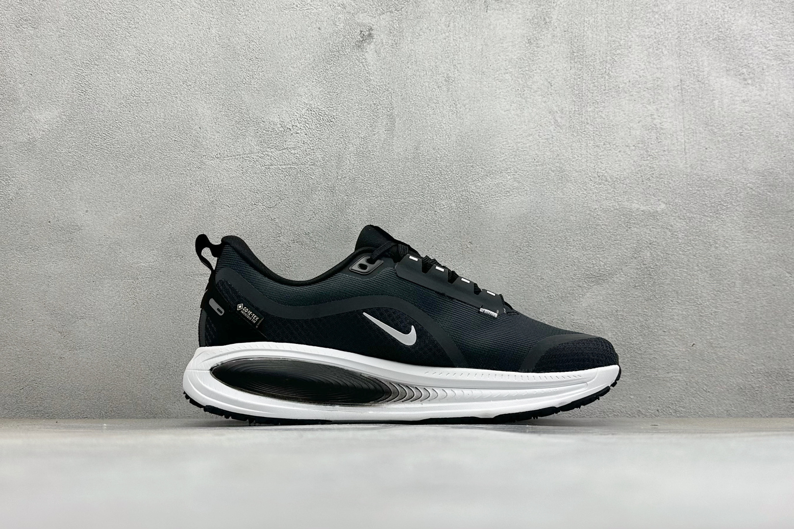XM版Nike VOMERO 18 GTX 舒适减震防滑低帮跑步鞋 全掌ReactX泡绵中底 前掌和后跟还配备了Air 