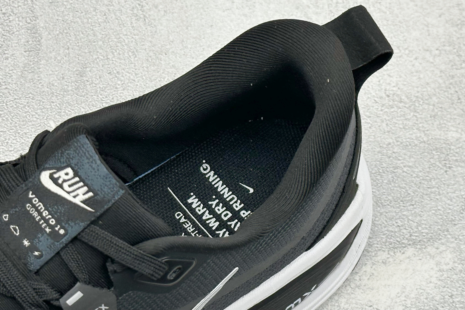 XM版Nike VOMERO 18 GTX 舒适减震防滑低帮跑步鞋 全掌ReactX泡绵中底 前掌和后跟还配备了Air 