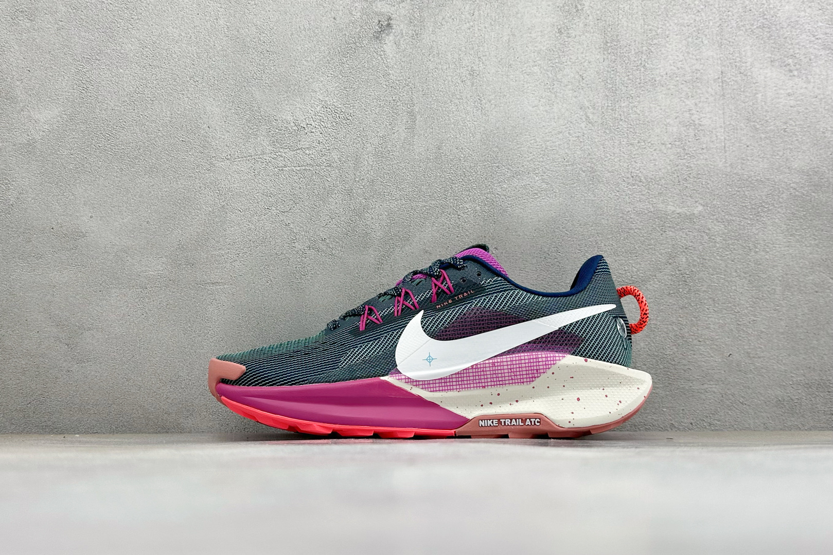 XM版Nike REACTX PEGASUS TRAIL 5 GTX 越野跑步鞋 兼顾迅疾外观和稳固脚感 后跟覆面和中足