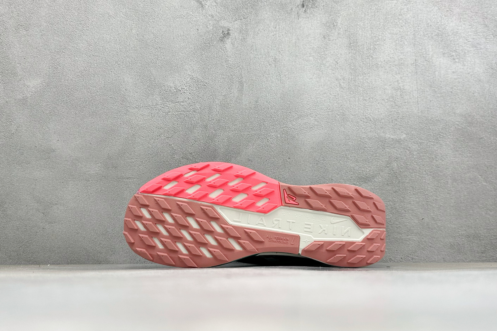 XM版Nike REACTX PEGASUS TRAIL 5 GTX 越野跑步鞋 兼顾迅疾外观和稳固脚感 后跟覆面和中足