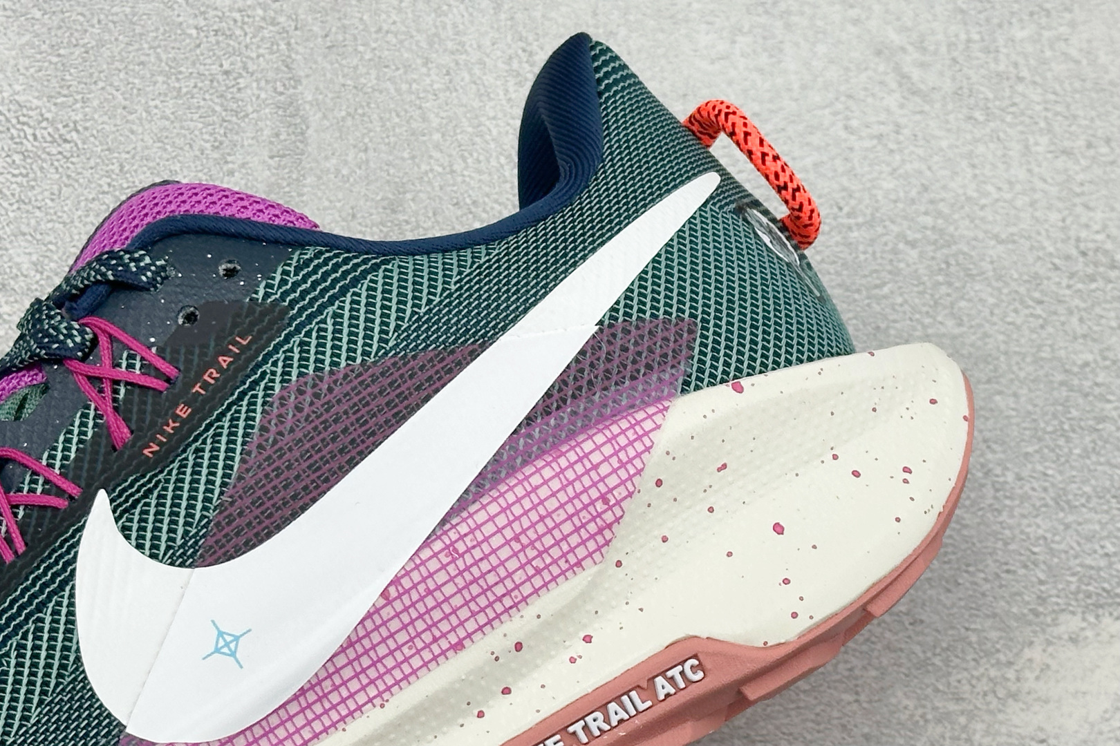 XM版Nike REACTX PEGASUS TRAIL 5 GTX 越野跑步鞋 兼顾迅疾外观和稳固脚感 后跟覆面和中足