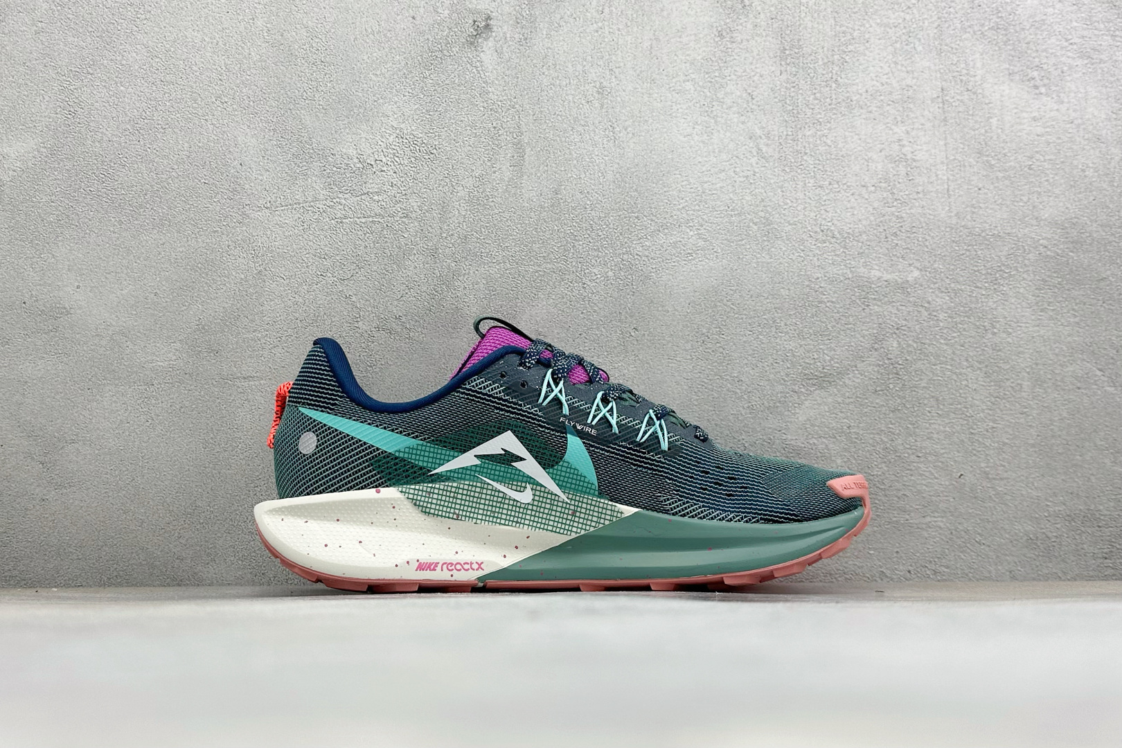 XM版Nike REACTX PEGASUS TRAIL 5 GTX 越野跑步鞋 兼顾迅疾外观和稳固脚感 后跟覆面和中足