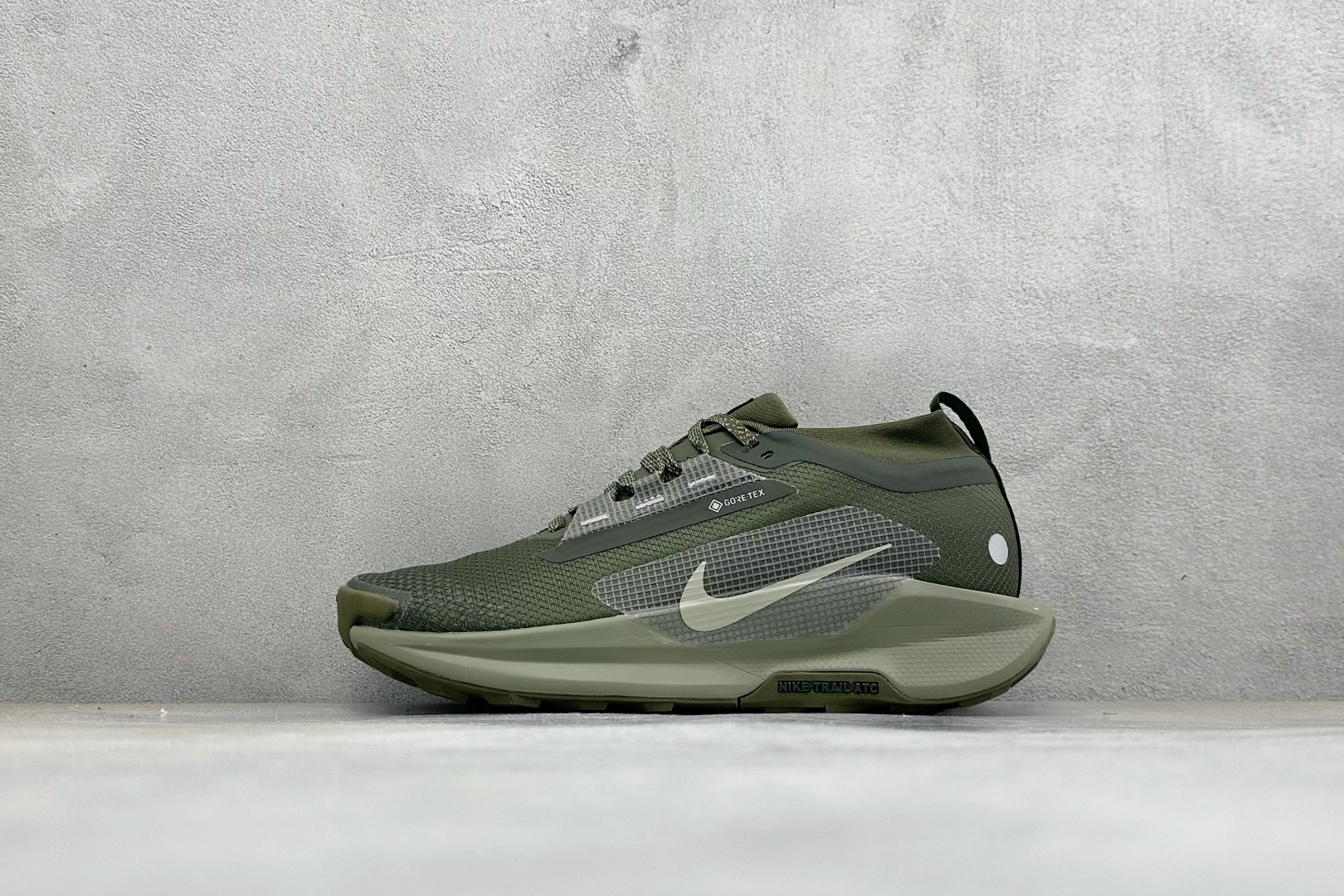 XM版Nike REACTX PEGASUS TRAIL 5 GTX 越野跑步鞋 兼顾迅疾外观和稳固脚感 后跟覆面和中足