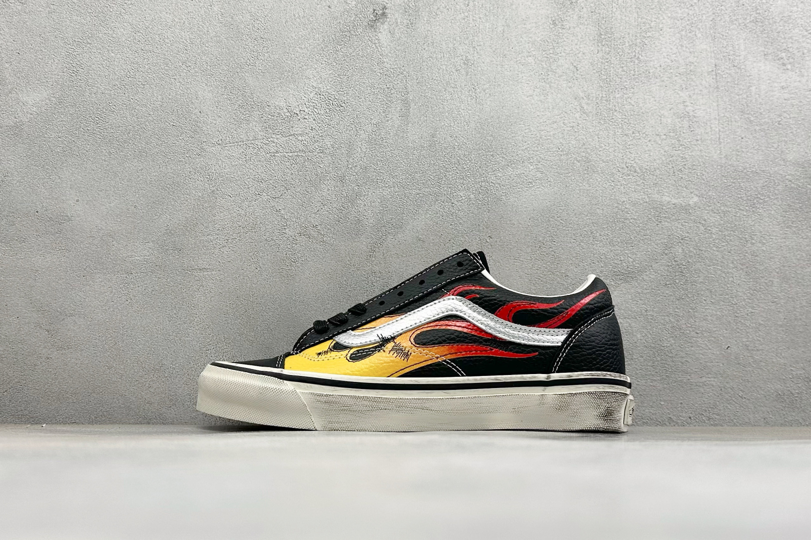 Vans Old Skool "Archive Flame" 舒适百搭 防滑减震 复古休闲板鞋 采用黑调荔枝纹皮革鞋面 