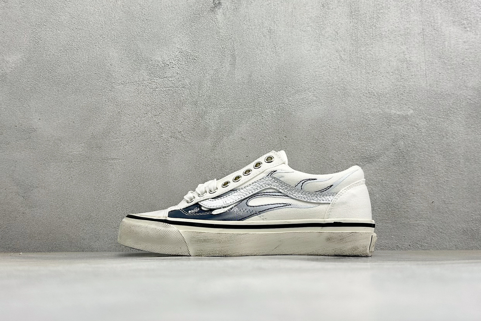 Vans Old Skool "Archive Flame" 舒适百搭 防滑减震 休闲硫化板鞋 鞋面以米白帆布为基底 拼
