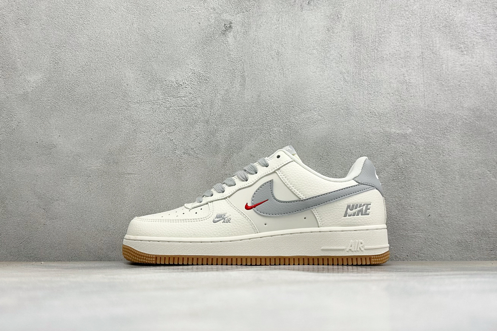 潮鞋首选 出圈百搭｜AIR FORCE 1，经典空军一号全新配色来袭，米白基底搭配浅灰勾饰，点缀迷你红色小Swoosh层