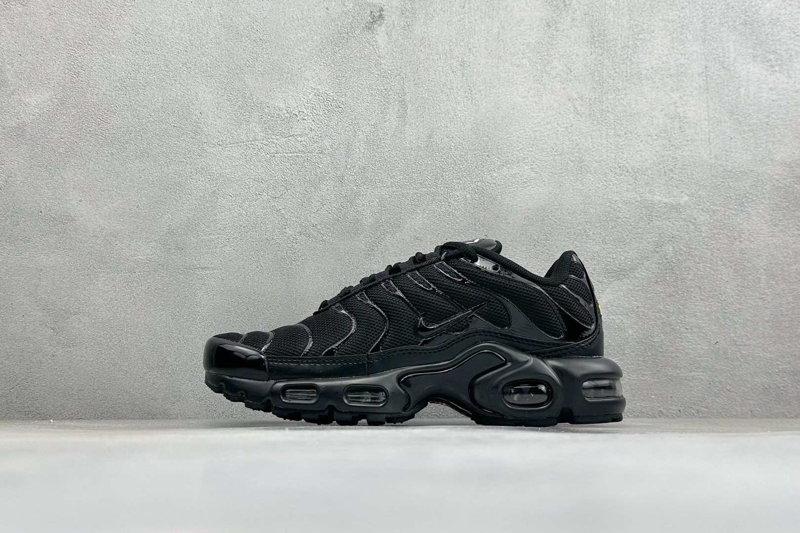 NK Air Max Plus TN 复古气垫跑鞋 大厂出品 多道QC标准品控质检 整体配色采用撞色妆点 鞋面网眼布和皮