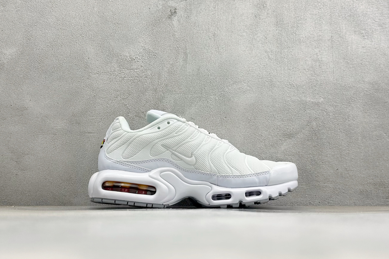 NK Air Max Plus TN 复古气垫跑鞋 大厂出品 多道QC标准品控质检 整体配色采用撞色妆点 鞋面网眼布和皮 NK Air Max Plus TN 复古气垫跑鞋 大厂出品 多道QC标准品控质检 整体配色采用撞色妆点 鞋面网眼布和皮