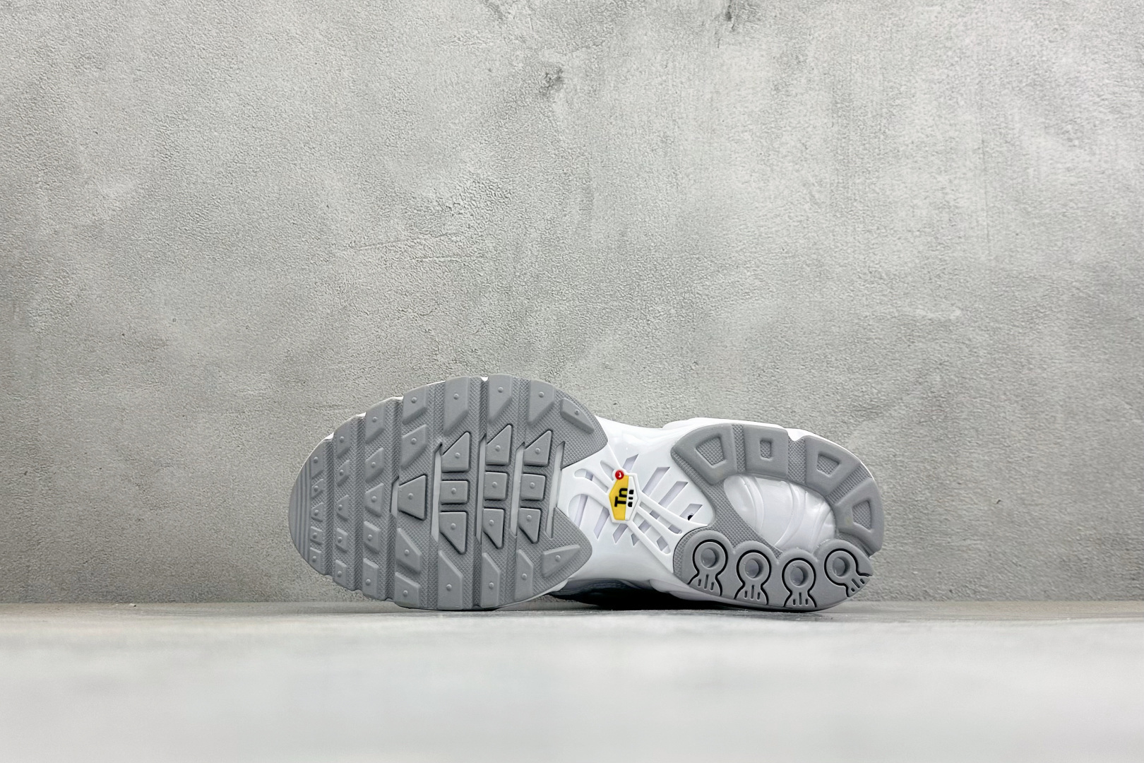 NK Air Max Plus TN 复古气垫跑鞋 大厂出品 多道QC标准品控质检 整体配色采用撞色妆点 鞋面网眼布和皮 NK Air Max Plus TN 复古气垫跑鞋 大厂出品 多道QC标准品控质检 整体配色采用撞色妆点 鞋面网眼布和皮