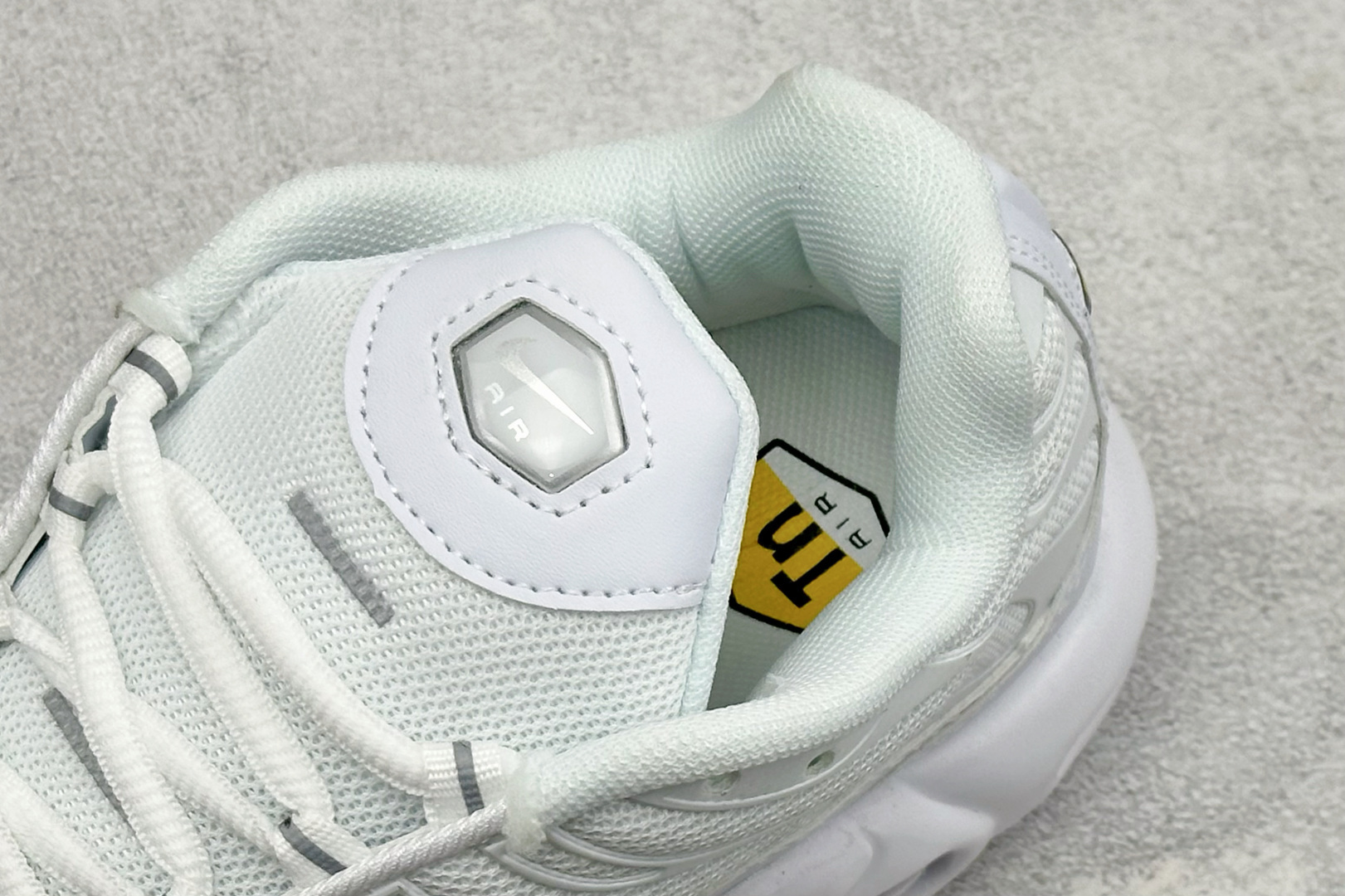 NK Air Max Plus TN 复古气垫跑鞋 大厂出品 多道QC标准品控质检 整体配色采用撞色妆点 鞋面网眼布和皮 NK Air Max Plus TN 复古气垫跑鞋 大厂出品 多道QC标准品控质检 整体配色采用撞色妆点 鞋面网眼布和皮