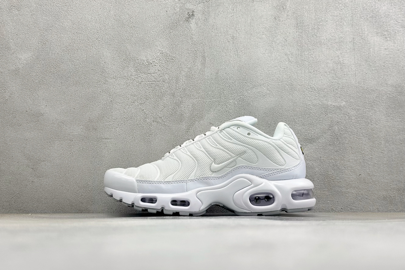 NK Air Max Plus TN 复古气垫跑鞋 大厂出品 多道QC标准品控质检 整体配色采用撞色妆点 鞋面网眼布和皮