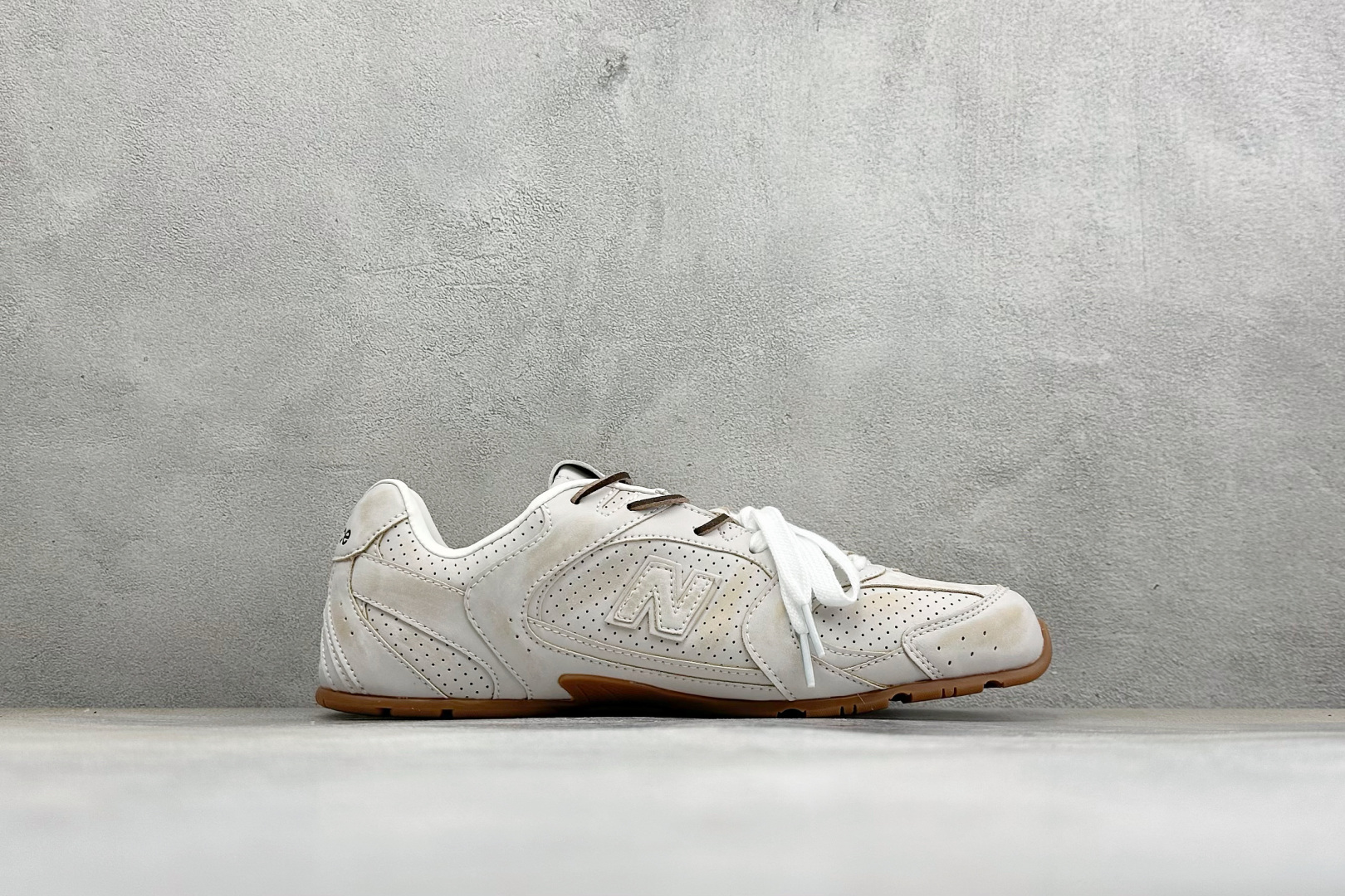 J版 Miu Miu x New Balance联名款运动鞋 New Balance 530 学院风 联名款只保留了旧版 J版 Miu Miu x New Balance联名款运动鞋 New Balance 530 学院风 联名款只保留了旧版