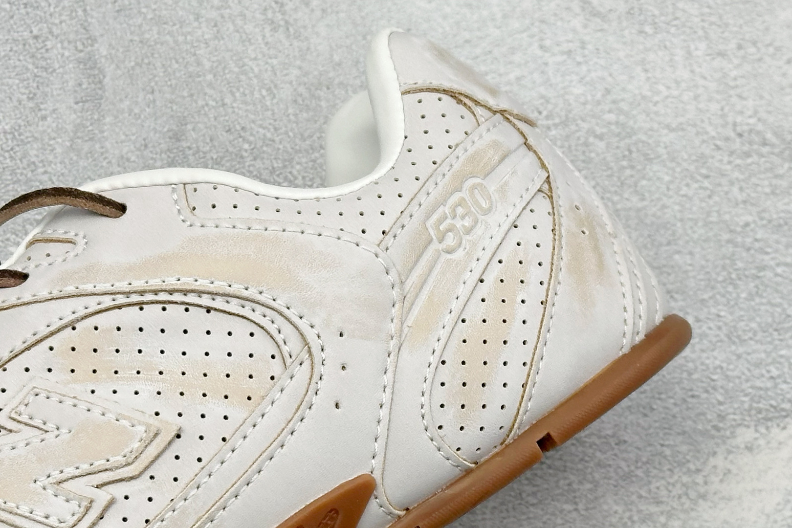J版 Miu Miu x New Balance联名款运动鞋 New Balance 530 学院风 联名款只保留了旧版 J版 Miu Miu x New Balance联名款运动鞋 New Balance 530 学院风 联名款只保留了旧版