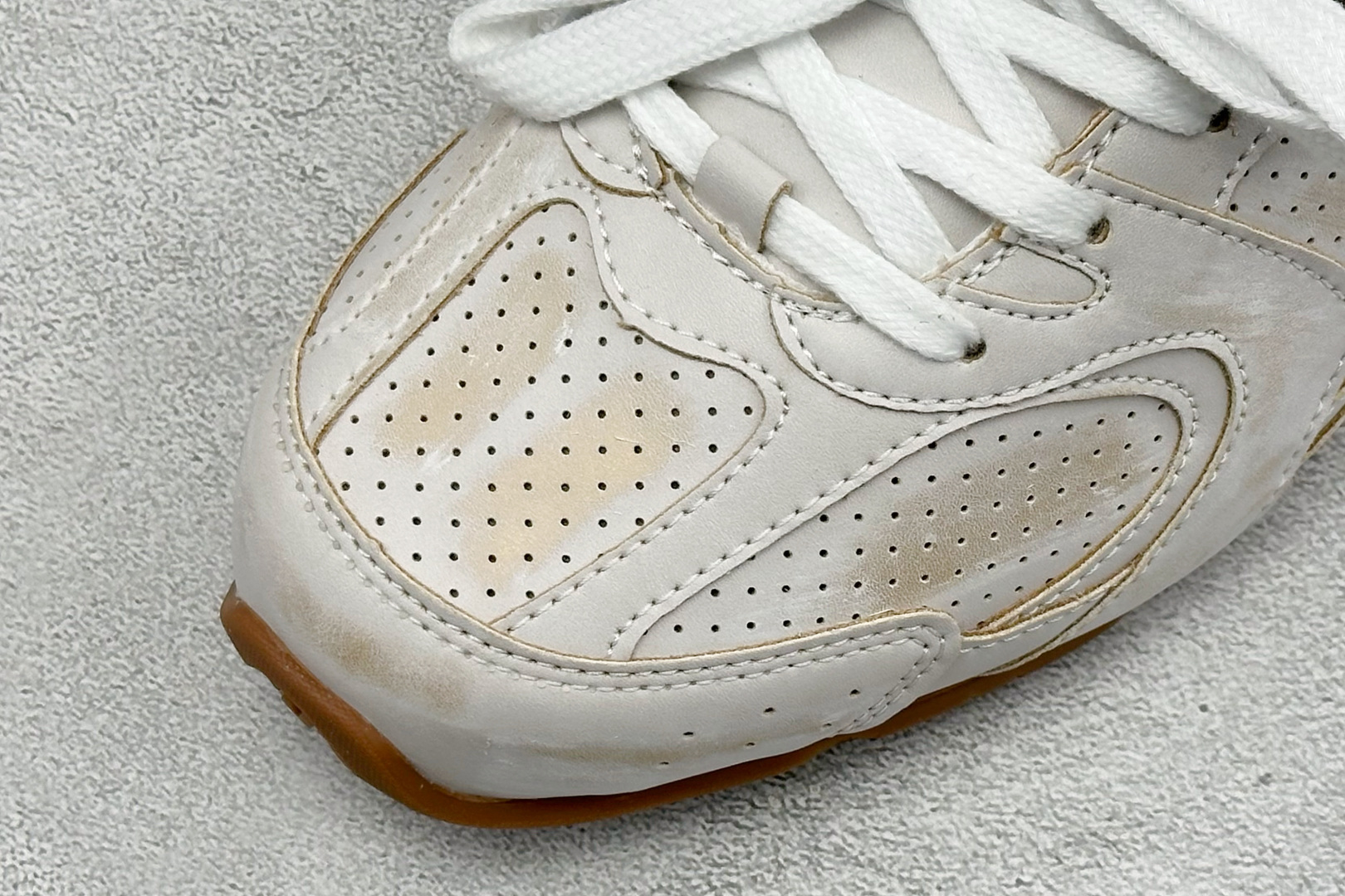 J版 Miu Miu x New Balance联名款运动鞋 New Balance 530 学院风 联名款只保留了旧版 J版 Miu Miu x New Balance联名款运动鞋 New Balance 530 学院风 联名款只保留了旧版