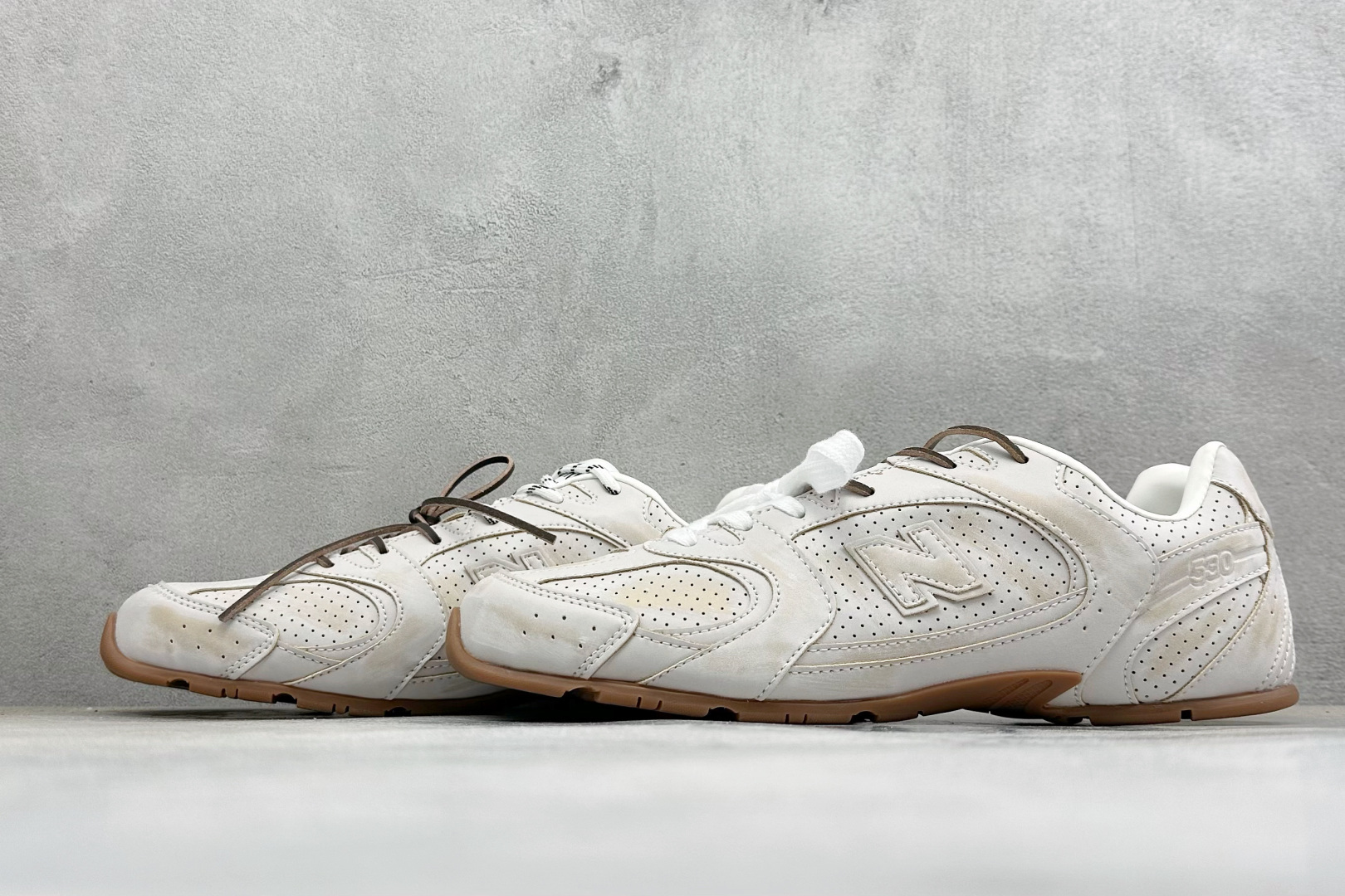 J版 Miu Miu x New Balance联名款运动鞋 New Balance 530 学院风 联名款只保留了旧版 J版 Miu Miu x New Balance联名款运动鞋 New Balance 530 学院风 联名款只保留了旧版